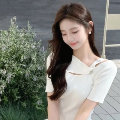 与一位女士合影